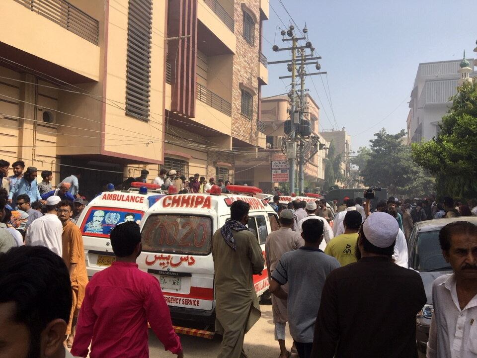 Ambulâncias chegam ao local da queda de avião da PIA Airlines em Karachi