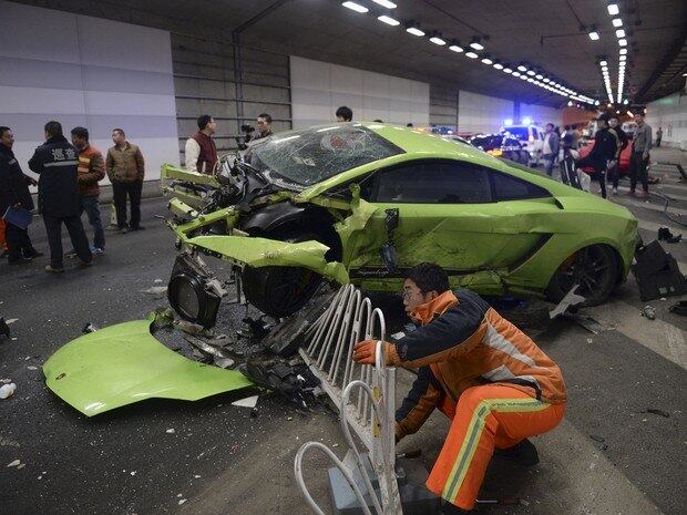Batida de gente grande. Um acidente entre um Lamborghini e uma Ferrari dentro de um túnel deixou uma pessoa ferida no último domingo (12), em Pequim, China. A polícia local não soube informar as causas da colisão, mas testemunhas informaram que os dois supercarros participavam de um racha 