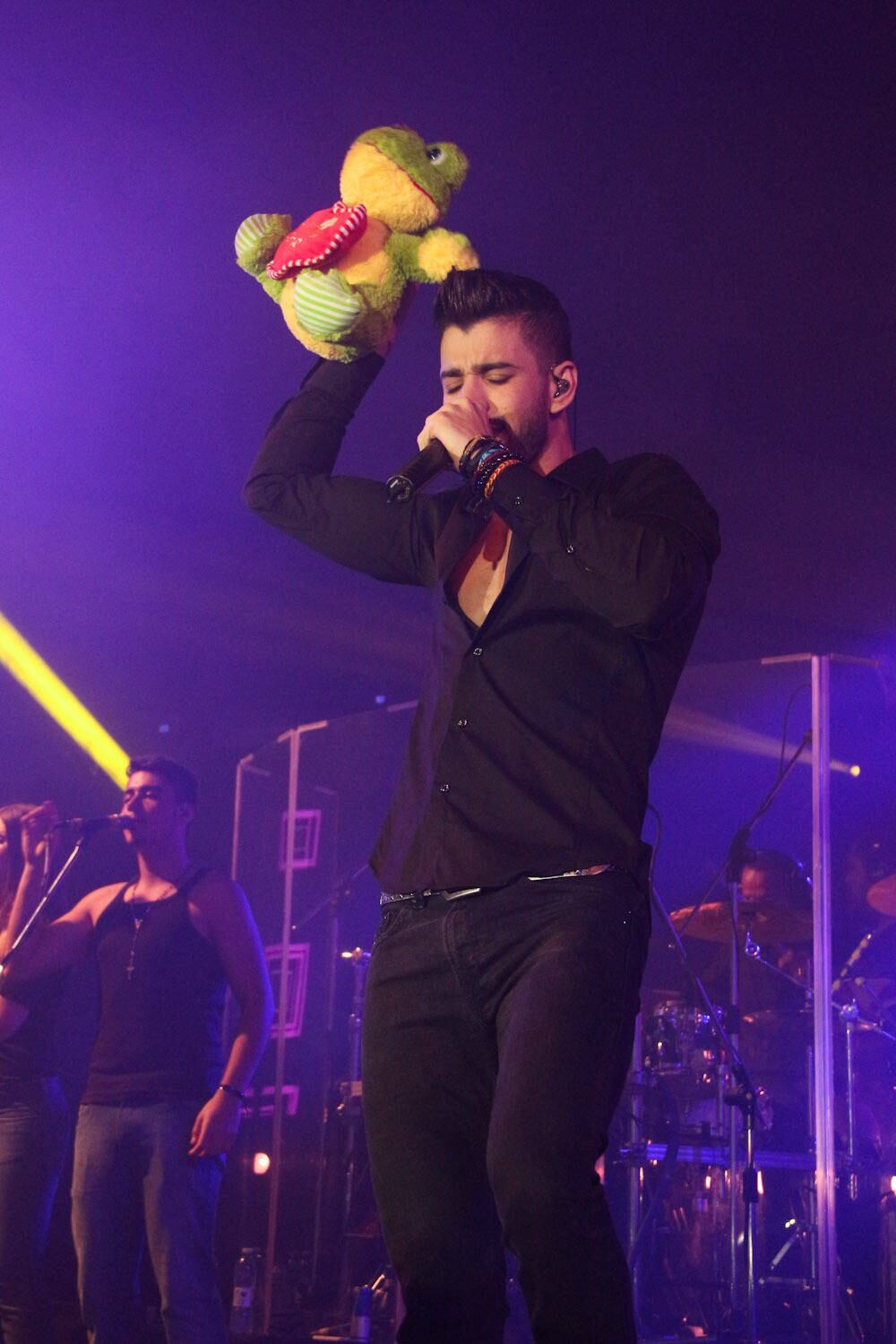 Gusttavo saiu do show cheio de presentes! Durante o show os fãs jogaram diversos ursos de pelúcia para o cantor