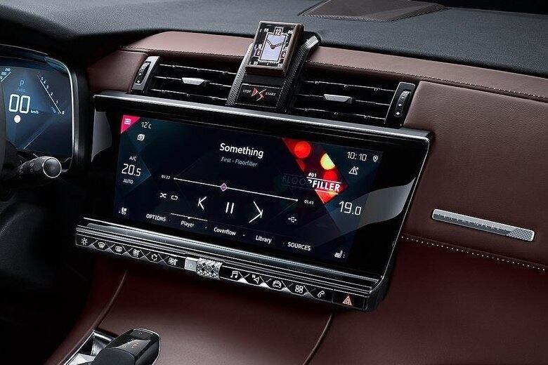 Outro destaque é a grande tela touch de 12 polegadas totalmente personalizável no centro do painel, que junta informações úteis para o motorista e permite o comando de diversas funções de bordo