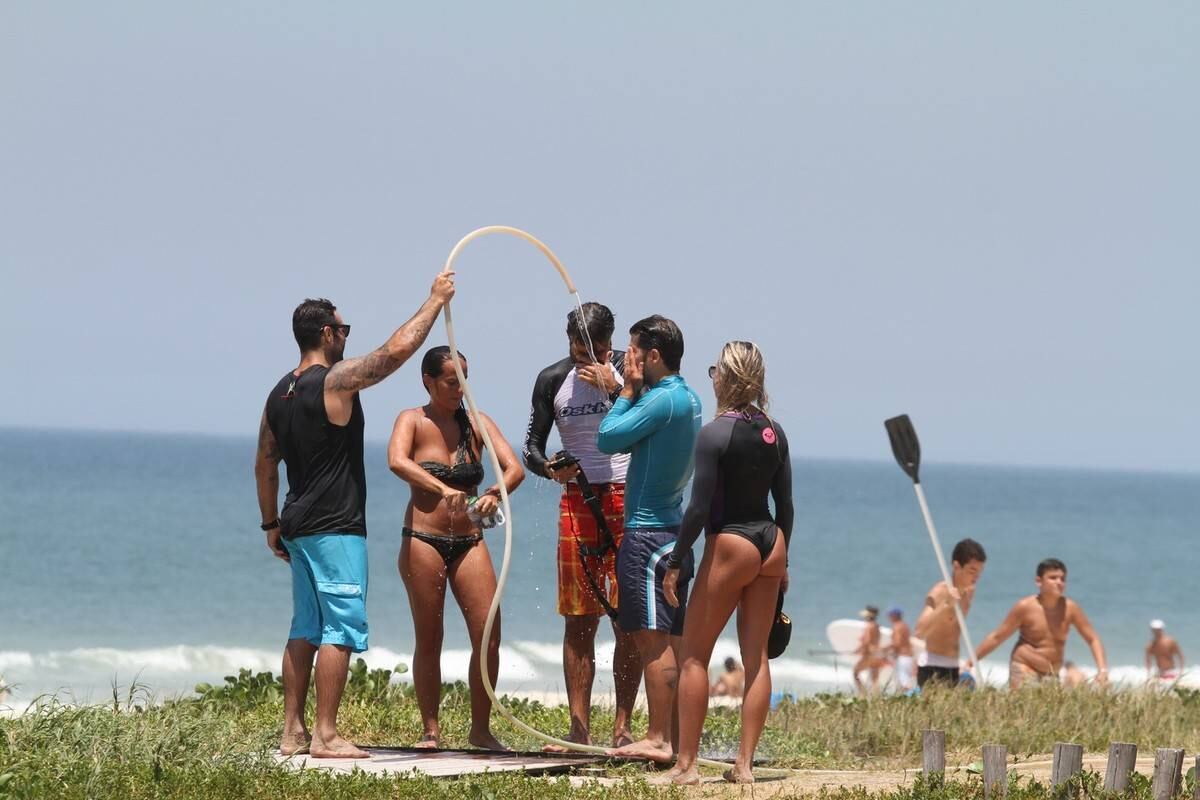 Bruno Gagliasso e Ricardo Pereira praticam stand up paddle na praia da Barra da Tijuca, no Rio
