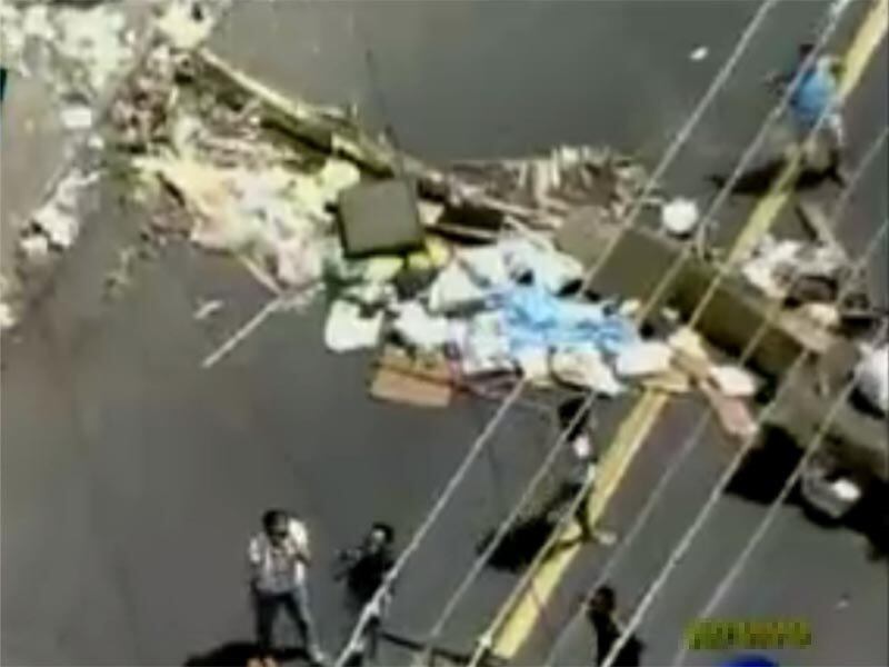Moradores colocaram vários objetos para obstruir o fluxo de veículos na via