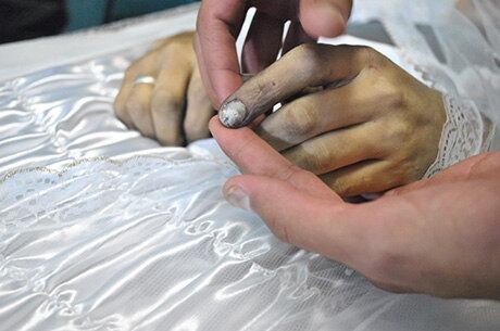 Mão do pichador Alex Dalla Vecchia Costa, de 32 anos, é vista suja de tinta em velório