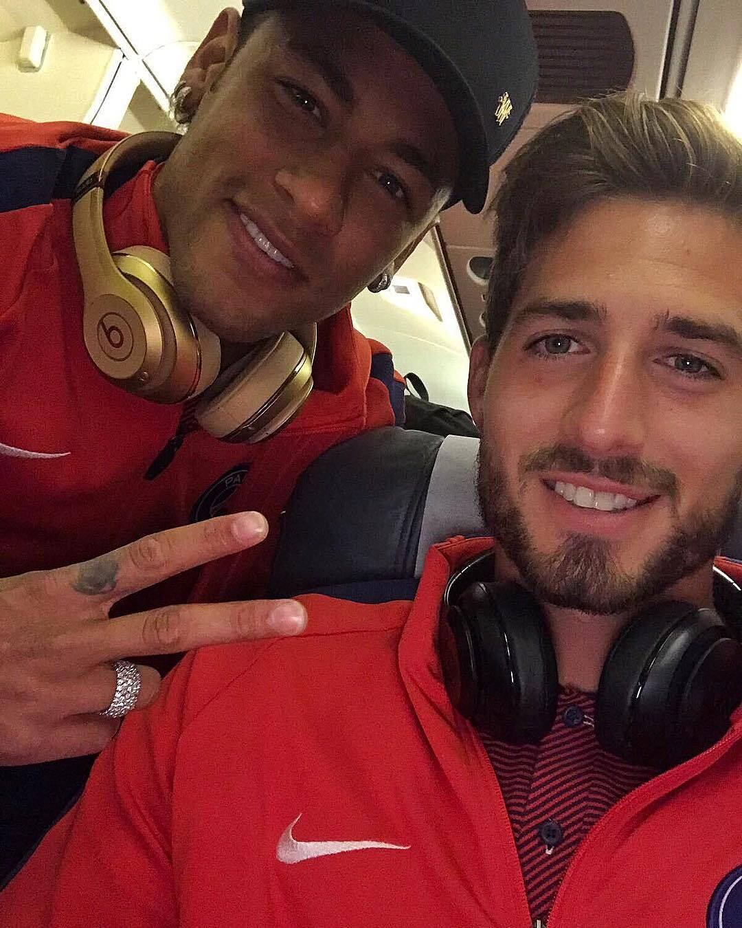 Neymar ganhou um novo amigo para os churrascos em Paris. Trata-se de Kelvin Trap, goleiro do Paris Saint-Germain que aprendeu o português através do namoro com a modelo brasileira Izabel Goulart, há dois anos. O entendimento da língua o aproximou do camisa 10 da seleção brasileira e de seu grupo de compatriotas  