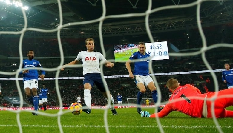 Com mais uma grande atuação do atacante Harry Kane, autor de dois gols, o Tottenham não deu qualquer chance e goleou o Everton por 4 a 0, e, Wembley, em Londres, pela 23.ª rodada do Campeonato Inglês. O resultado positivo mantém a equipe londrina na briga por uma vaga na próxima edição da Liga dos Campeões da Europa