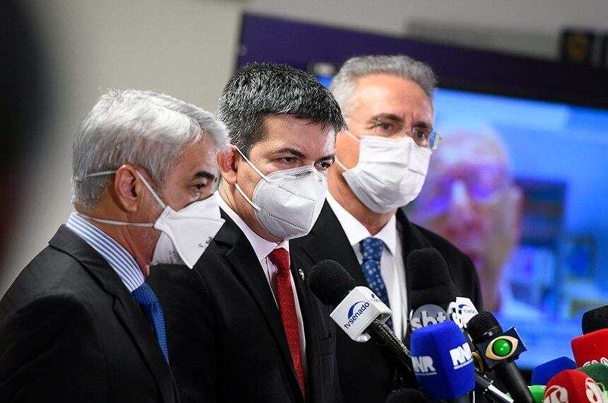 Senadores Humberto Costa, Randofe Rodrigues e Renan Calheiros após sessão