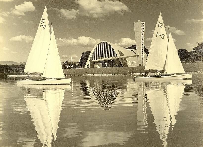 O Conjunto Arquitetônico da Pampulha, construído no início da década de 1940, agrega cinco edifícios articulados em torno do espelho d’água da Lagoa da Pampulha - pela Igreja de São Francisco de Assis, pela Casa do Baile, pelo Museu de Arte (antigo cassino), pelo Iate Clube e pela Casa Kubitschek - e é resultado de um trabalho integrado feito por alguns dos principais nomes brasileiros das artes e arquitetura no século XX, como o arquiteto Oscar Niemeyer, o paisagista Roberto Burle Marx e o pintor Cândido Portinari.