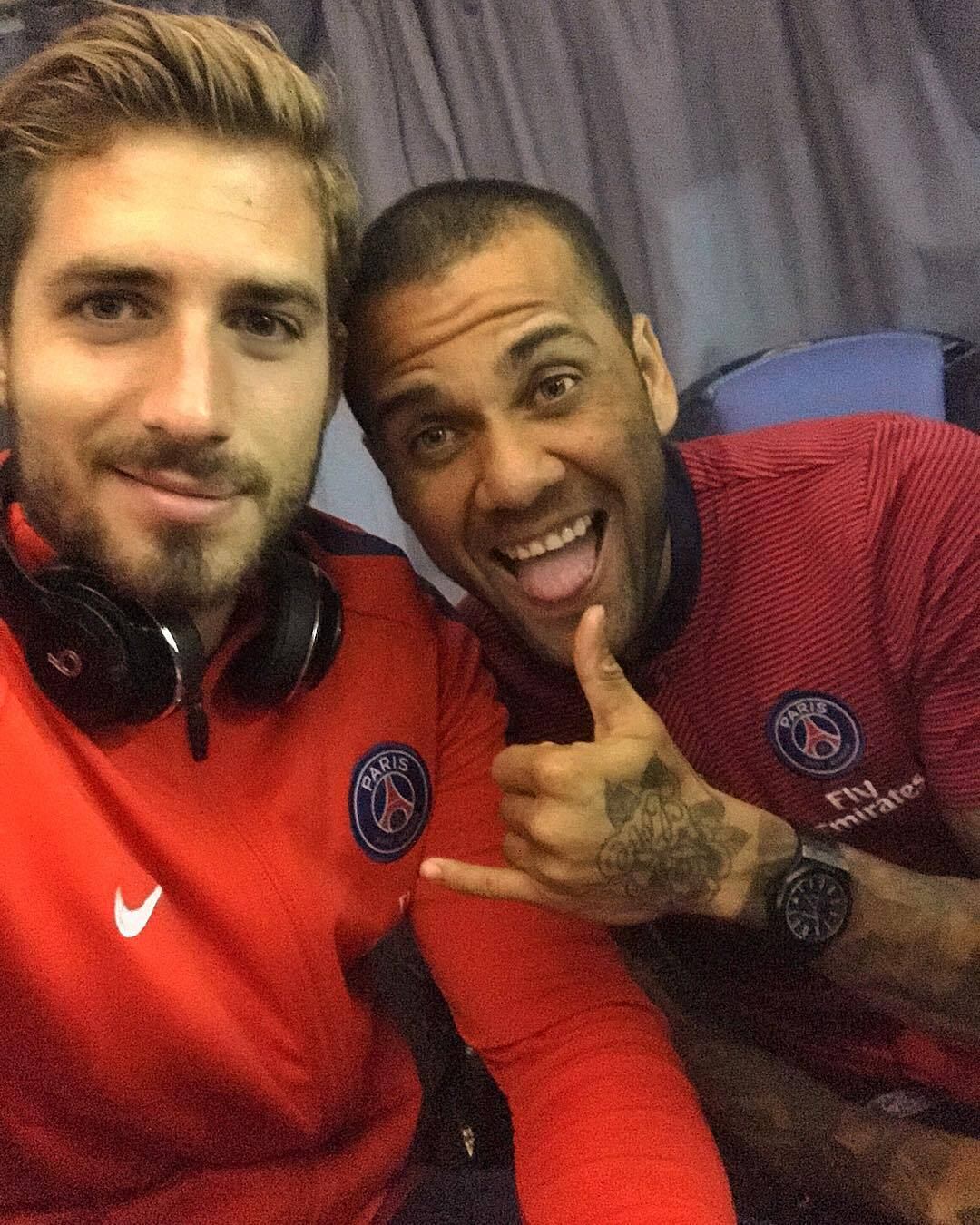 O relacionamento com Daniel Alves também estreitou-se e os dois postam foto nas redes sociais 