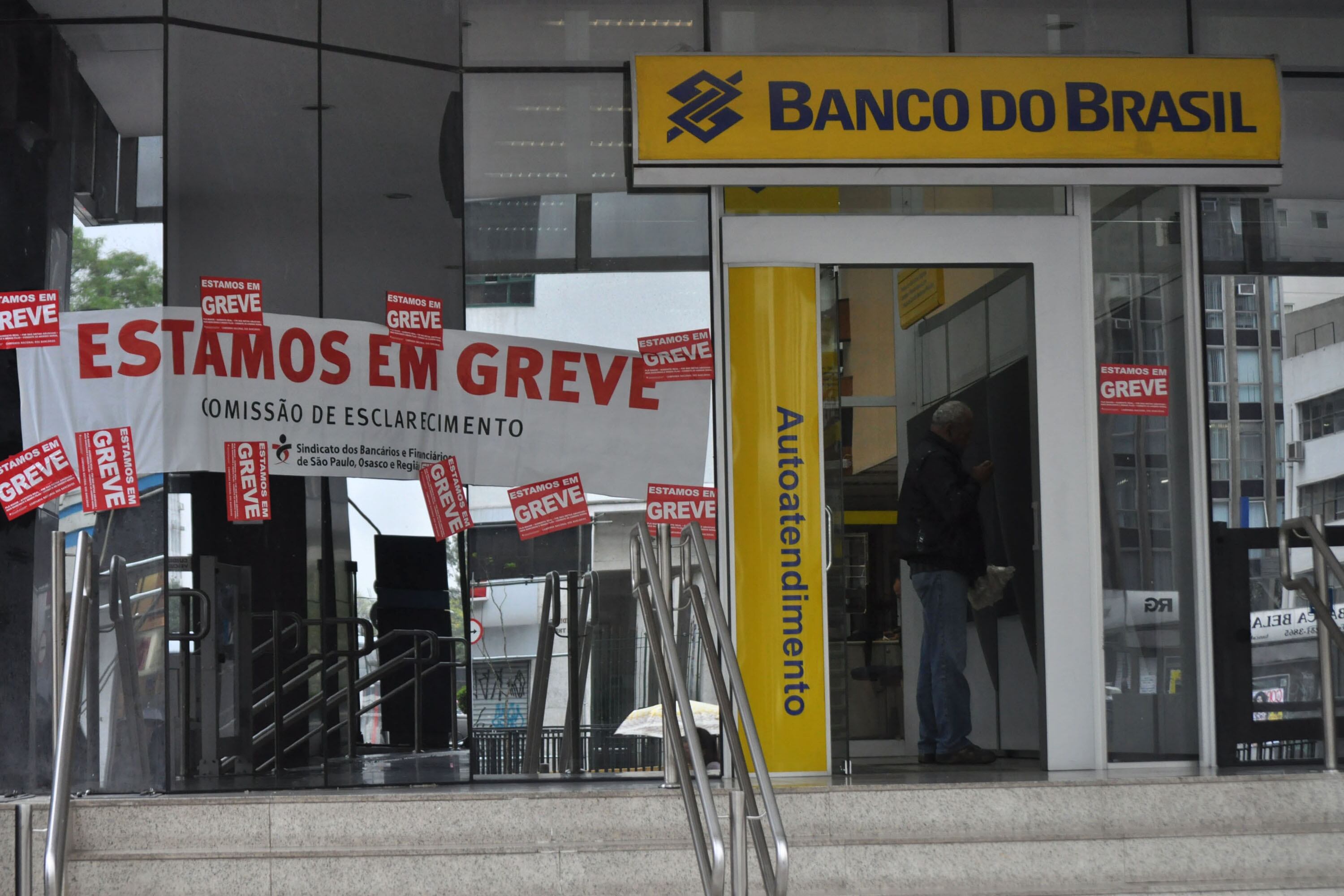 Fachada de agência bancária durante a greve deste ano