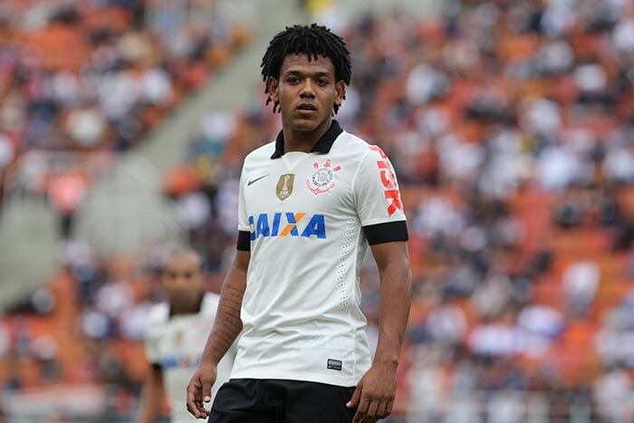 Com fama de disciplinador, o técnico deve cobrar mais foco dos atletas baladeiros, como Romarinho (foto), Emerson Sheik e Douglas