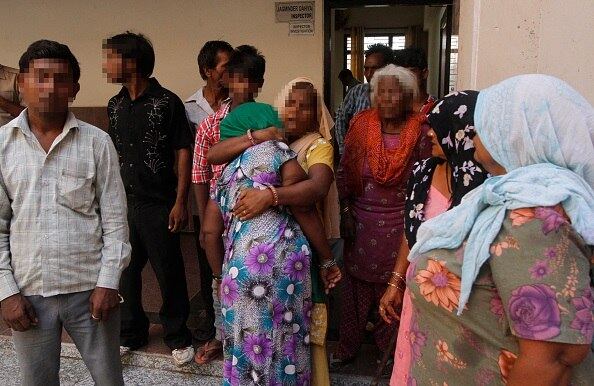 Depois, enterrava os corpos ou os jogava em rios. Ele já tinha sido detido no ano passado por assaltar uma criança, mas foi liberado

(Na
imagem, parentes de uma das vítimas são consolados)

