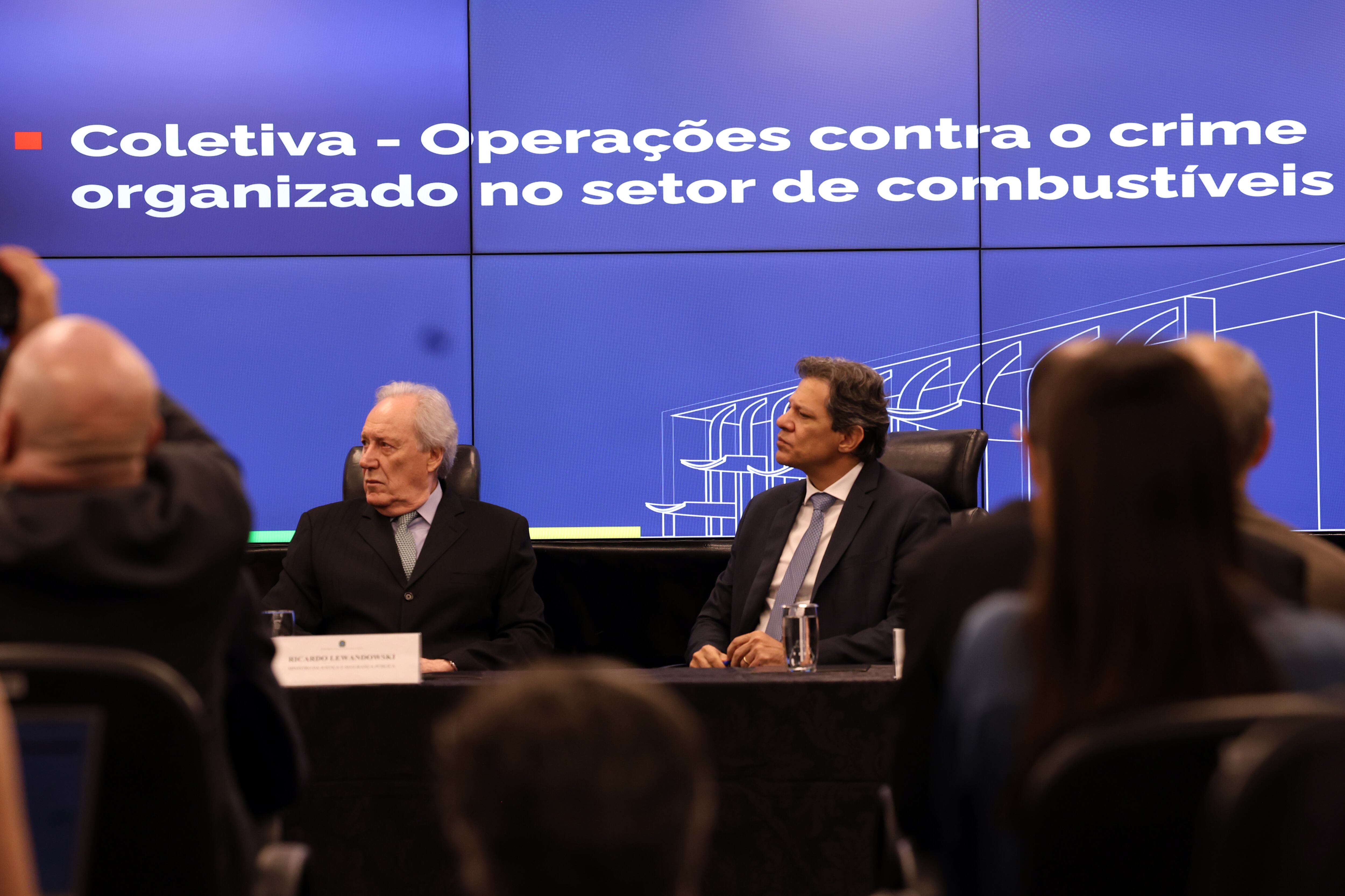Brasília (DF), 28/08/2025 - Os ministros da Justiça e Segurança Pública, Ricardo Lewandowski, e da Fazenda, Fernando Haddad, durante entrevista coletiva para detalhar duas operações da Polícia Federal para combater a atuação do crime organizado no setor de combustíveis. Foto: José Cruz/Agência Brasil