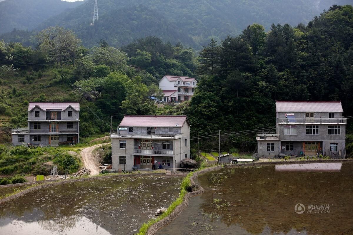  O governo local considera o turismo a única forma de melhorar a economia da aldeia.

— Turismo pode ser uma indústria próspera. Se desenvolvermos
o turismo rural, os moradores podem enriquecer, e as mulheres podem querer
continuar vivendo por aqui.



Enquanto isso, cada um encontra uma forma de
combater a solidão: aprendendo a lidar com ela, ou não desistindo de achar uma
companhia 

Conheça o R7 Play e assista a todos os programas da Record na íntegra!
