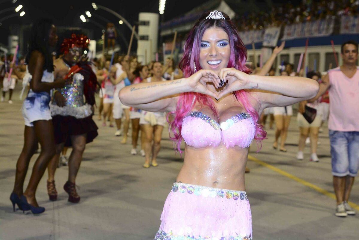 Thaís Bianca deixou o Pânico, mas continha com os cabelos pintados de rosa