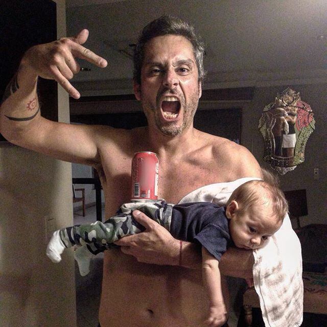 Lógico que o ator também compartilha momentos irreverentes com o filho