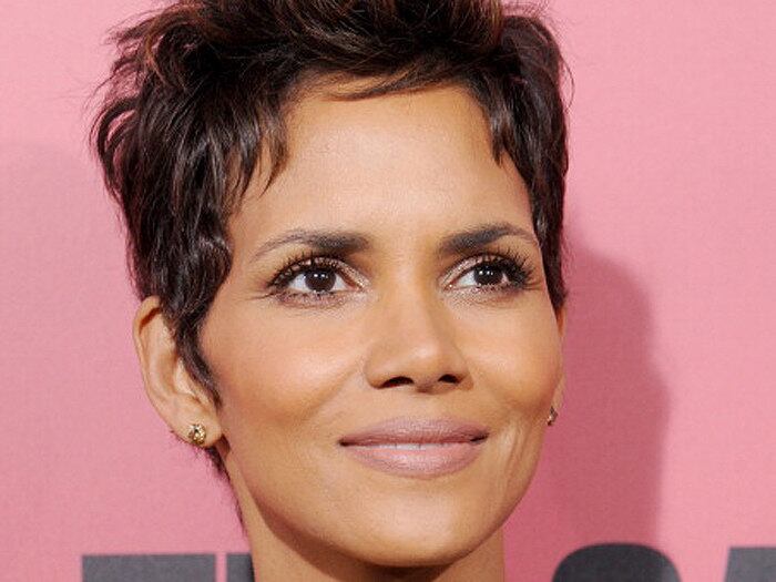 

A atriz Halle Berry mistura pó de café ao gel de banho para
reduzir a celulite na pele

