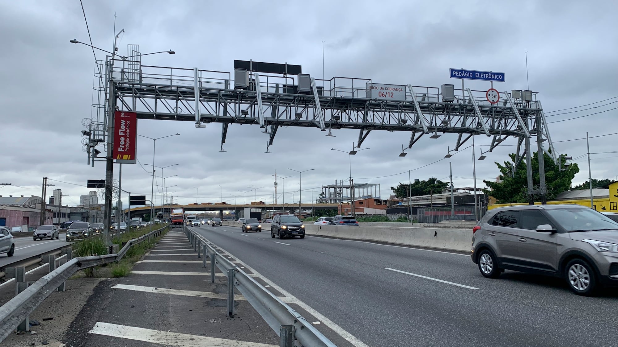 Carros trafegam sob pórticos de pedágio do sistema free flow em rodovia movimentada