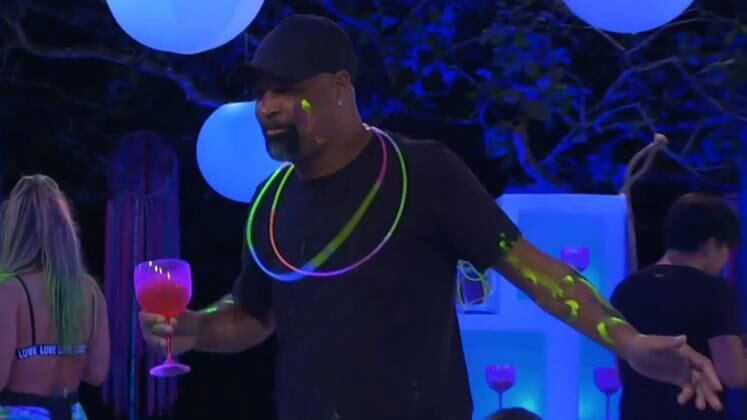 Dinei, que ainda não tinha aproveitado nenhuma comemoração na Ilha Record, curtiu a Festa Neon como se fosse a última. Ele dançou, cantou, pulou e tirou a paciência de Mirella, e dos Exilados. Vai com calma, Dinei! 