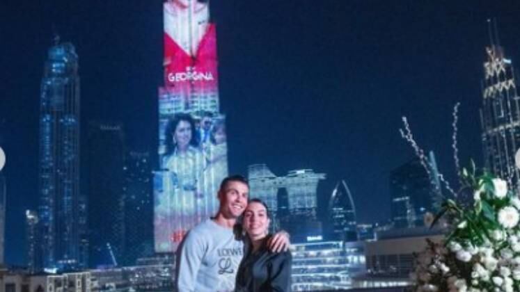 Cristiano Ronaldo projeta fotos da mulher em Dubai

 

No aniversário da amada, Georgina Rodrigues, o craque português mandou colocar fotos e vídeos dela no prédio mais alto do mundo, em Dubai, nos Emirados Árabes. Ele é casado
com a modelo que está grávida de gêmeos e já tem três filhos do jogador