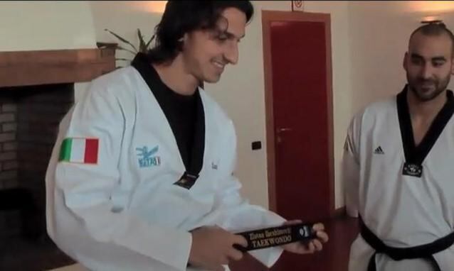 Os principais craques do futebol mundial também gostam de se aventurar em outras áreas e, algumas vezes, chegam até a se destacar. Um desses casos é o do atacante Ibrahimovic. O sueco é faixa preta de taekwondo

Tá de brincadeira? Konami pisa na bola com amantes do PES