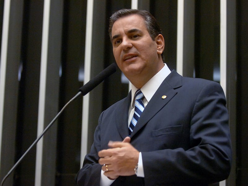 O deputado João Bittar (DEM-MG) não concorre nas eleições
deste ano porque preferiu trabalhar como coordenador da campanha do Pimenta da
Veiga ao governo de Minas Gerais, informou a assessoria de imprensa do
parlamentar 