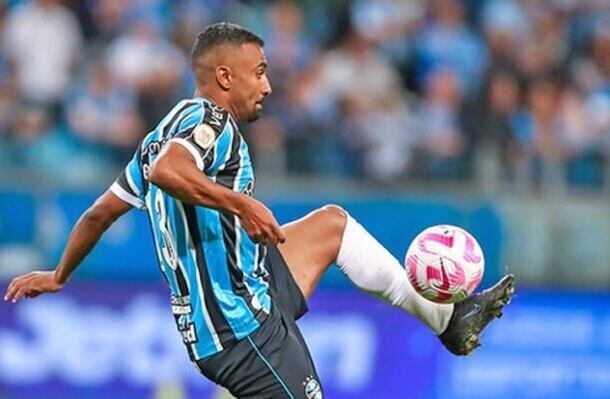 GALDINO - Ainda não está no nível de 2023 e teve partida apagada - Nota 5,0 - Foto: Lucas Uebel /Grêmio
