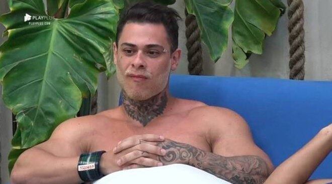 A primeira transformação que o peão fez foi descolorir a barba. A mudança foi feita em parceria com Caique Aguiar que, por influência de Leo, também descoloriu a barba