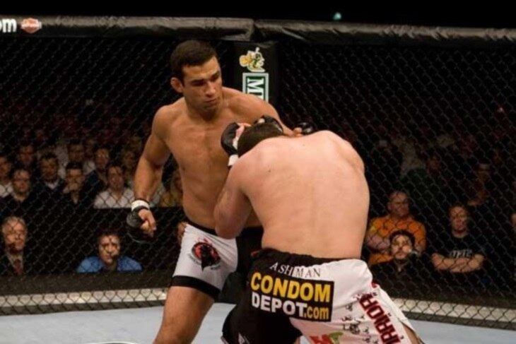 A primeira vitória conquistada pelo lutador dentro do UFC foi diante do compatriota Gabriel Gonzaga, o qual acabará de vir de uma disputa de cinturão dos pesados. Werdum venceu a luta por nocaute técnico
