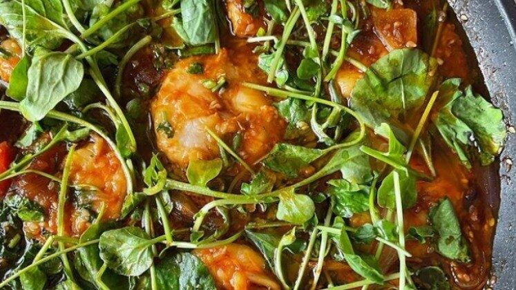 E não é porque ele está em casa que as receitas não são sofisticadas. Felipe Bronze também já fez em um domingo um camarão com gochujang, uma espécie de pasta de pimenta coreana. É um produto feito a partir de pimentas chili fermentadas. A temperatura subiu por aqui! 