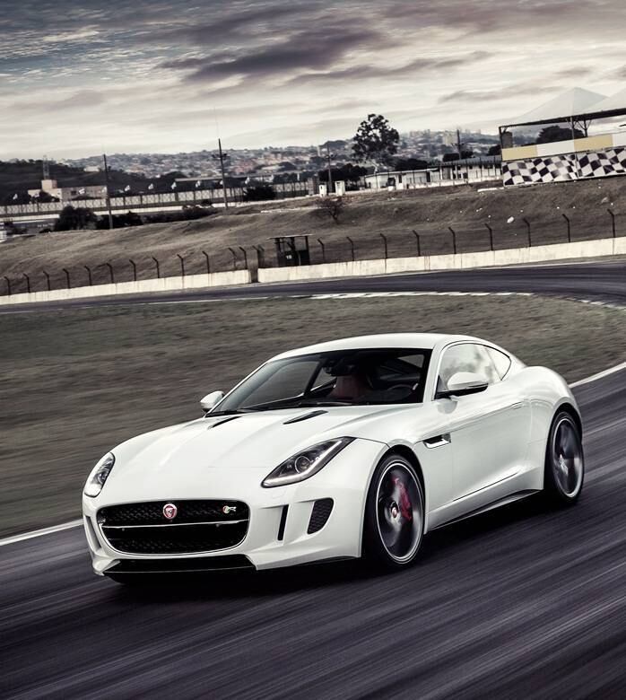 Sucessor espiritual do E-Type, carro mais emblemático da história da Jaguar, o F-Type já é comercializado no Brasil desde agosto de 2013 na versão conversível. Mas caberá ao cupê, que acaba de chegar às lojas, a missão de intimidar os esportivos tradicionais, especialmente o Porsche 911, apontado pela própria marca felina como seu maior rival. Tal empreitada ficará a cargo da "envenenada" versão R, com o motorzão 5.0 V8 Supercharger de 550 cv