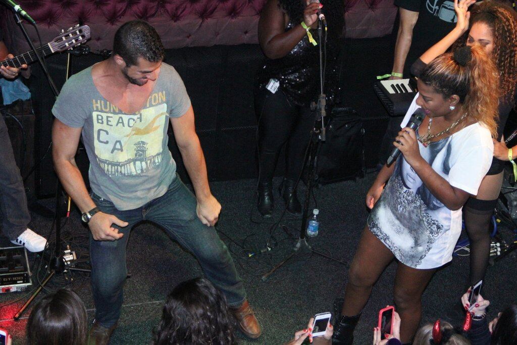 Bruno Miranda, o Borat de Amor e Sexo, invadiu o palco do show, dançou e mostrou o tanquinho
