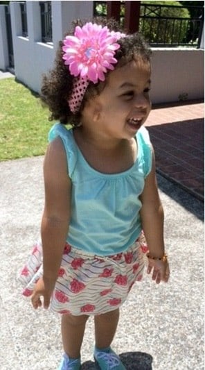 Surda do ouvido direito
por causa de uma deformidade congênita, a pequena Autumn Byas, de três anos,
pode sofrer bullying quando entrar na escola, teme a mãe solteira, Tanya Byas,
de 39 anos. Para conseguir pagar a cirurgia de reconstrução da orelha, ela
abriu mão da vida social para economizar cada centavo. Veja mais detalhes sobre a história da menina