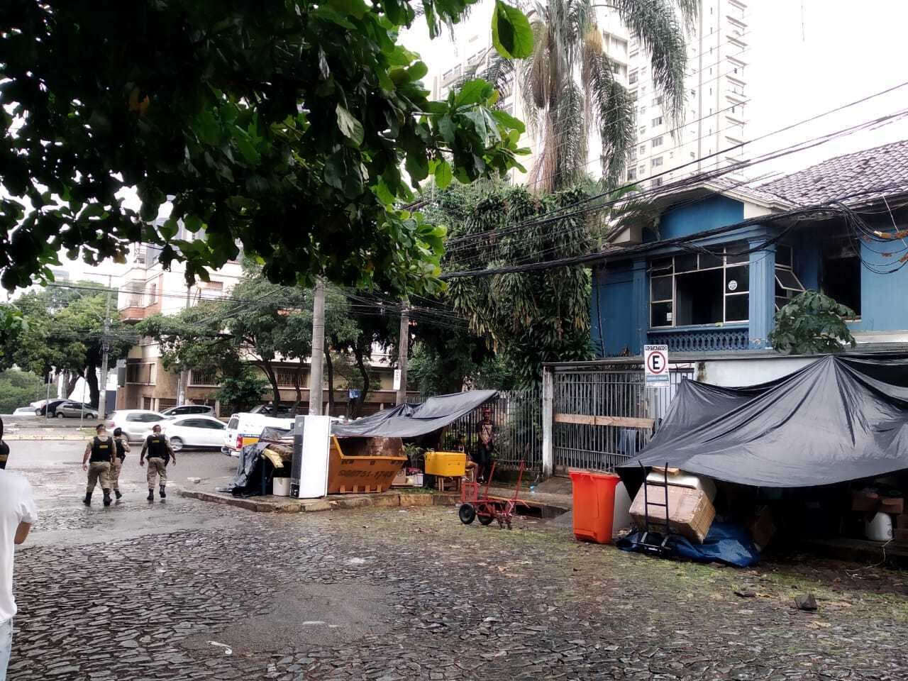 Chuva estragou pertences de moradores despejados