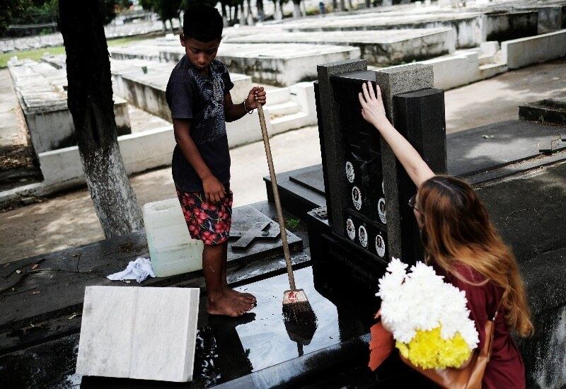 Menores de 18 anos estão proibidos de trabalhar em cemitérios, que figura no rol das piores formas de trabalho infantil, a chamada Lista TIP, conforme estabelecido na Convenção 182 da Organização Internacional do Trabalho (OIT), que trata da proibição das piores formas de trabalho infantil e ação imediata para sua eliminação
