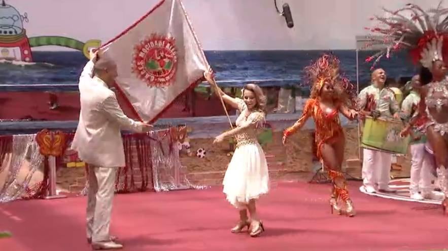 Enquanto preparavam o almoço, os brothers se depararam com uma surpresa: uma escola de samba no jardim
A Mocidade Alegre, de São Paulo, contagia os confinados com o clima de carnaval