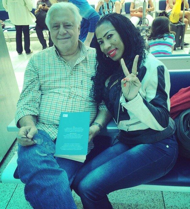 Ines Brasil tieta Antônio Fagundes em aeroporto