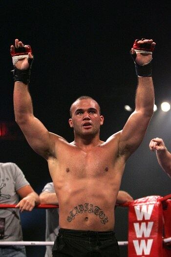 Outro lutador da categoria meio-médio que estará no evento é Robbie Lawler que terá pela frente o afegão Siyar Bahadurzada. 'Ruthless', como é conhecido Lawler, ocupa a 9ª posição no ranking e uma possível vitória colocaria o americano um pouco mais na frente. Vale lembrar que o atleta vem de vitória contra Josh Koschek