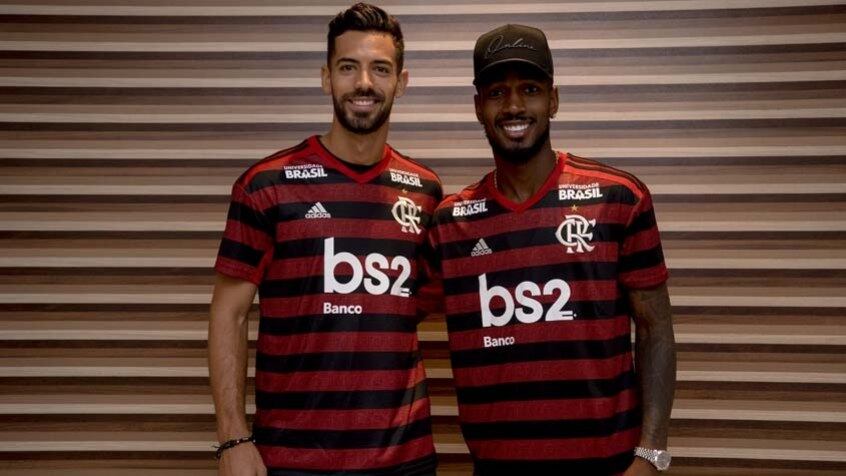 Pablo Marí e Gerson posaram com a camisa do Flamengo