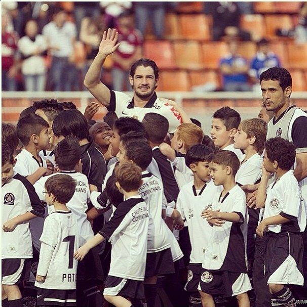 Pato atingiu a marca de 100 gols na carreira na partida contra o Luverdense, na última quarta-feira (28)
Veja também: Conheça a gata que cuidará do atacante do Napoli após acidente em passeio de barco