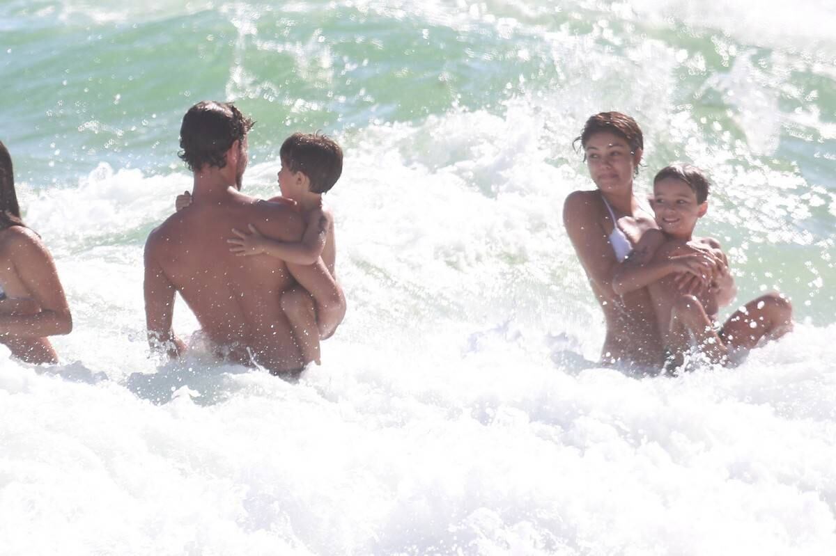 A tarde foi de folia. No mar, os quatro brincaram até não poder mais 