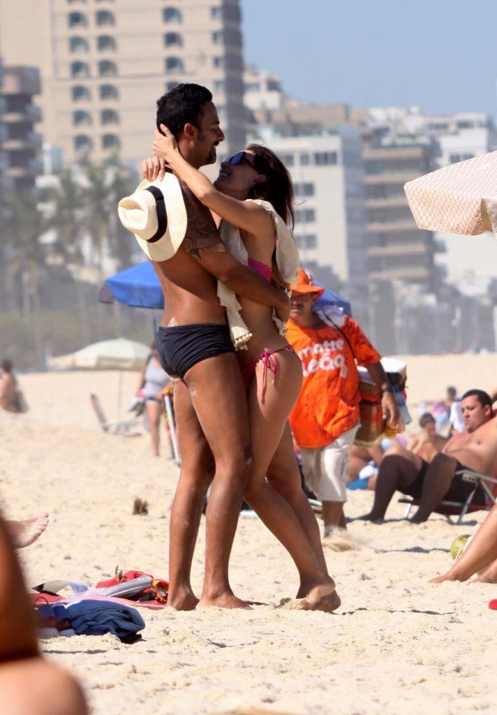 Depois de Thaila Ayala e Paulo Vilhena, é a vez de Carolina Ferraz e Marcelo Marins namorarem na praia