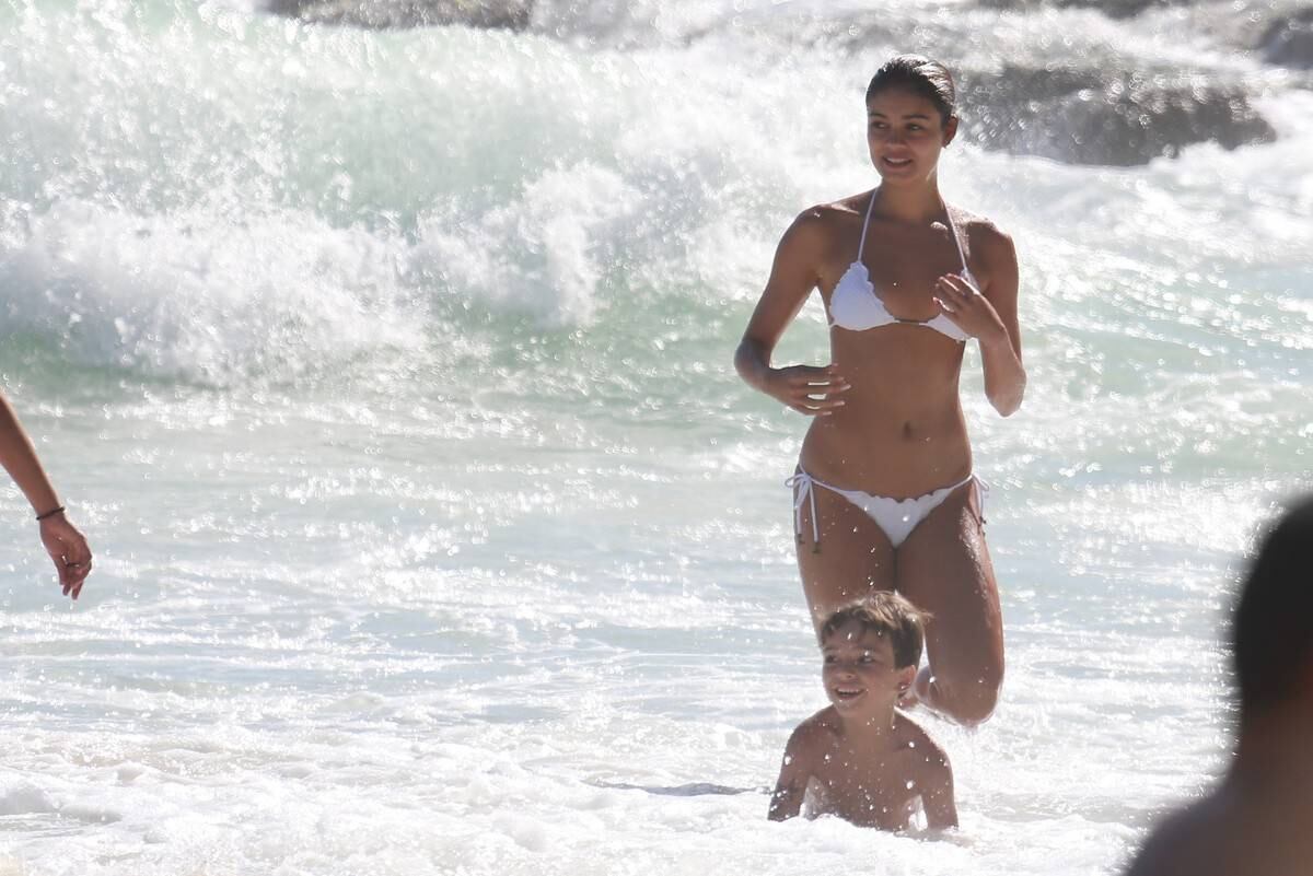 Sophie Charlotte e Daniel de Oliveira se divertem em praia com a família