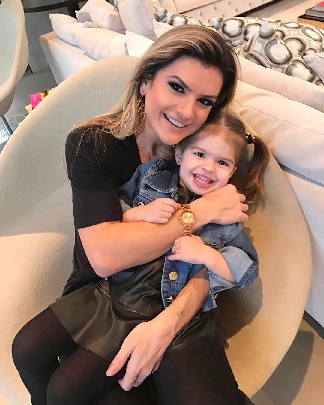 E não são só os fãs de Valentina que adoram ver suas fotos e vídeos. Ela mesmo pede para os pais ligarem as câmeras.

— Eu gravo para o meu canal no YouTube, o Mi Na Real, mas volta e meia a gente está em casa, ela fala: "Mamãe, quero fazer um vídeo, me grava?"