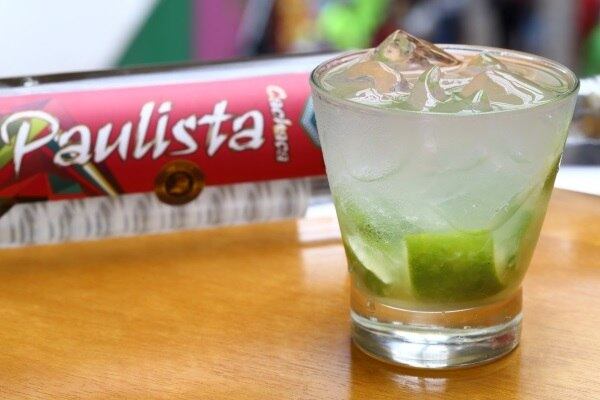 Nesta quinta-feira (22), o Mercado Municipal de São Paulo será palco do 1º  Concurso de Caipirinha Paulista. A disputa será entre os funcionários do mercadão, mas o evento é aberto a todos os frequentadores. A receita, que mistura cachaça e limão, completa 100 anos em 2018, e é reconhecida internacionalmente e oficializada pela IBA, desde 1994 