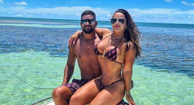 Viviane Araújo e Guilherme Militão durante passeio de barco na Bahia