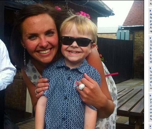 Porém, semanas depois, Beardsell piorou muito e mal conseguia sair
da cama. Nicola correu com o menino para o hospital, onde ele finalmente foi
diagnosticado com cistinose. 


Com o diagnóstico, Beardsell teve que alterar sua rotina
completamente. O menino tem que usar óculos escuros todos os dias para que
menos cristais se formem. Além dos óculos, ele tem que pingar colírios nos
olhos para desfazer os cristais que se formaram.

― Tenho muito orgulho do meu filho. Apesar de tudo, ele sempre está alegre, mas algumas vezes me pergunta quando poderá parar de usar óculos escuros, é de cortar o coração
