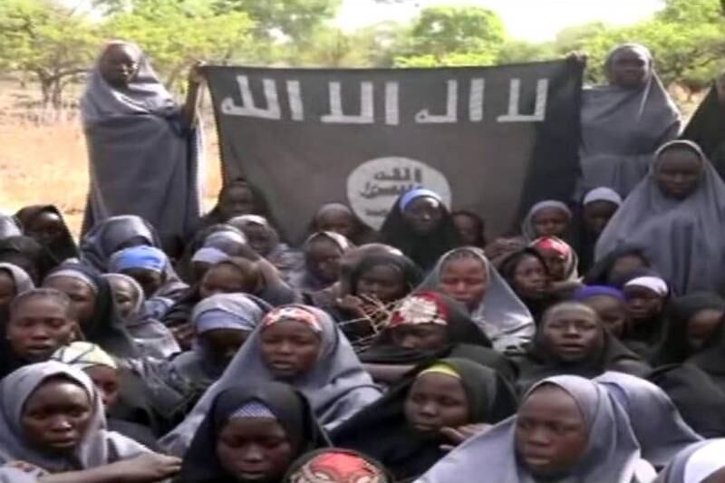 

O sequestro
das adolescentes nigerianas completou um mês na última quarta-feira (14) e
muitas permanecem nas mãos do grupo radical Boko Haram. Em vídeo, o líder
Abubakar Shekau, mostrou as meninas e afirmou que foram convertidas ao
islamismo e que serão libertadas apenas se houver uma troca com islamitas
detidos pelo governo nigeriano. Os Estados Unidos anunciaram nesta semana que
drones poderão ser usados na busca pelas sequestradas