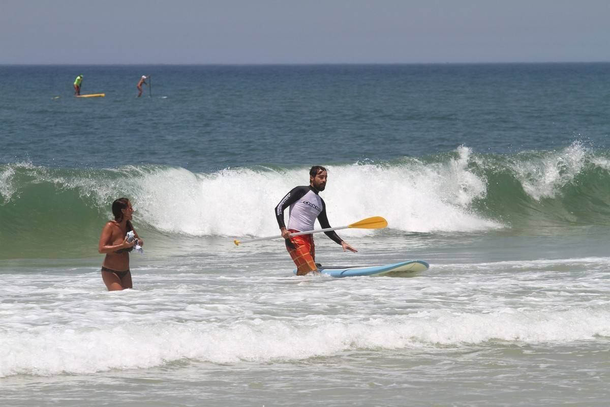 Bruno Gagliasso e Ricardo Pereira praticam stand up paddle na praia da Barra da Tijuca, no Rio