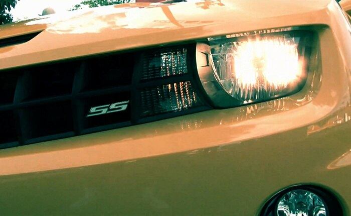 O refrão diz: "Agora eu fiquei doce igual caramelo/Tô tirando onda de Camaro Amarelo"