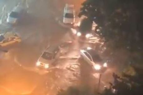 Água chegou a arrastar carros em algumas regiões